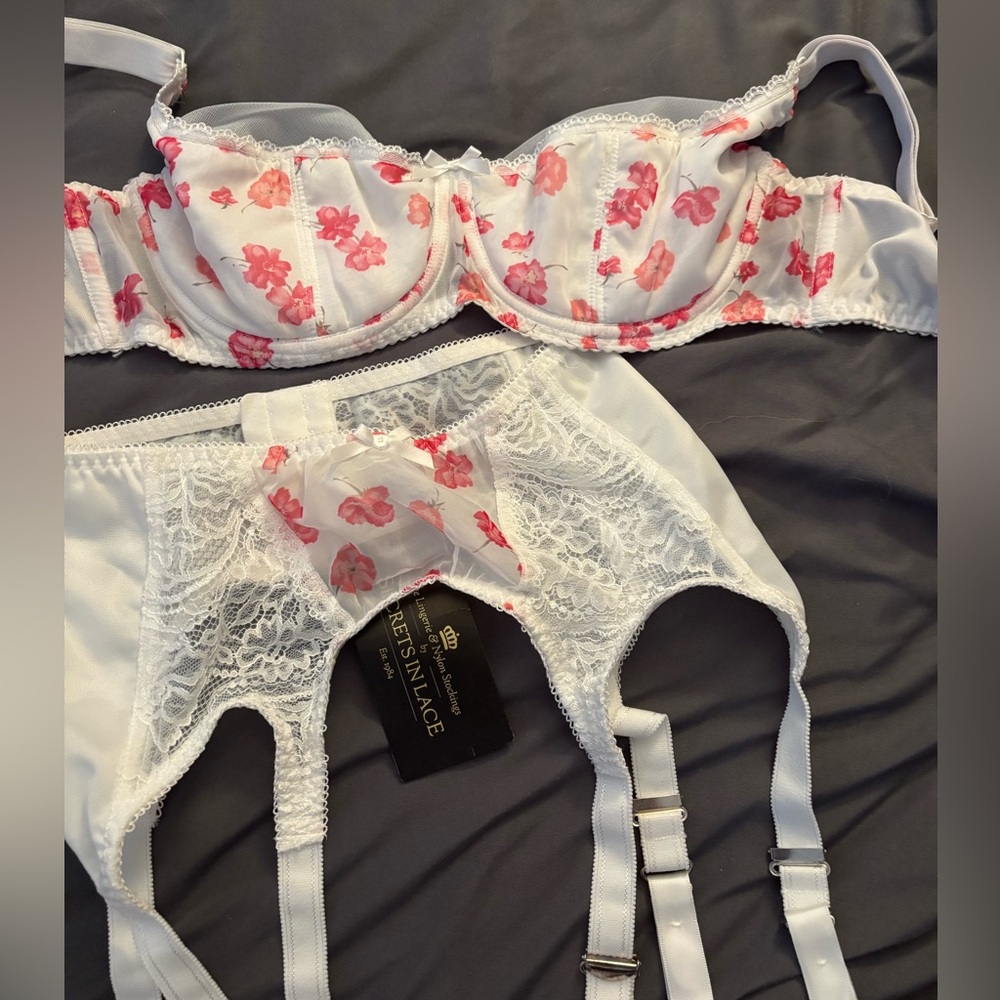 Sexy rose lace bra and garter belt lingerie set NEW 🆕